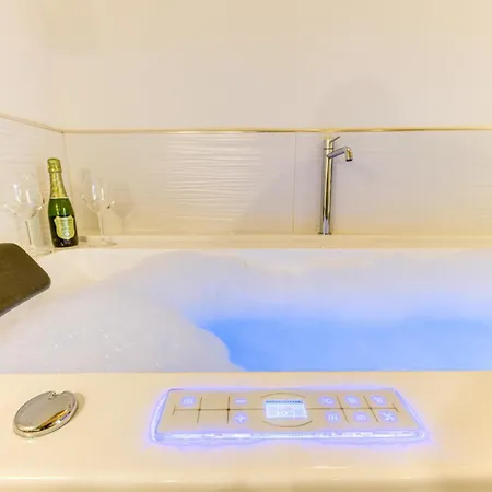 Andrea's Luxury Climatizzata Con Vasca Idromassaggio Nel Centro Storico Презичче